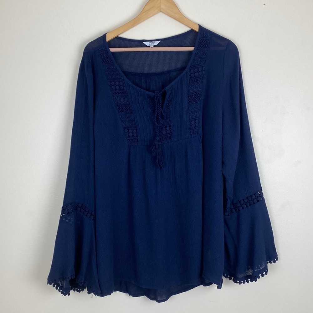 Crown and Ivy Woman’s size L Blouse Navy Flutter Sleeve NWT